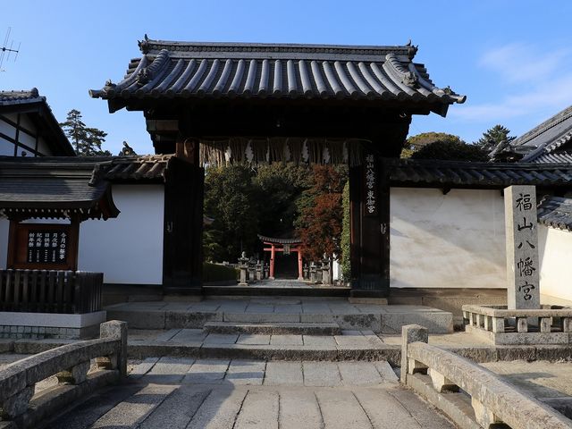 東御宮の山門。_福山八幡宮