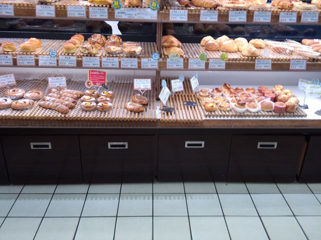 菓子パン総菜パンも様々でおいしかったです。_ケルン 岡本店