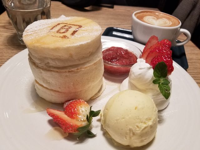 Egg white souffle pancakes and the cafe latte _BURN SIDE ST CAFE(バーンサイドストリートカフェ)