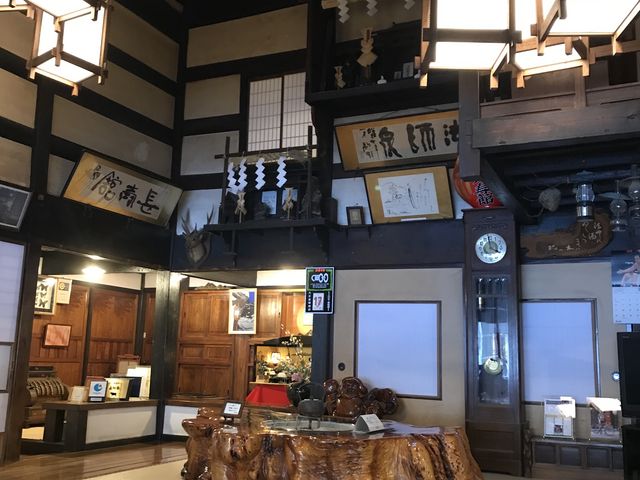 玄関を入ると吹き抜けです_法師温泉長寿館