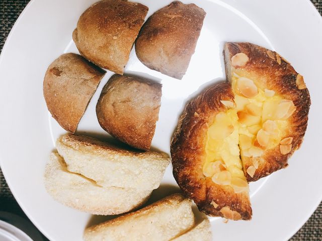 購入したパンで朝食_カタネ・ベーカリー