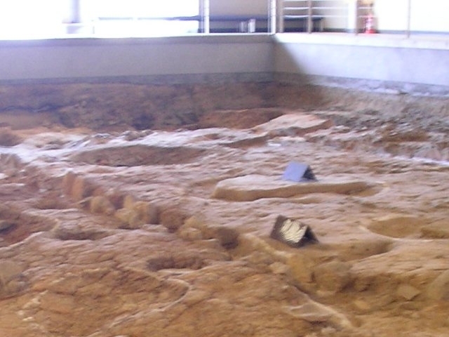 屋根つきの発掘現場_鴻臚館跡展示館
