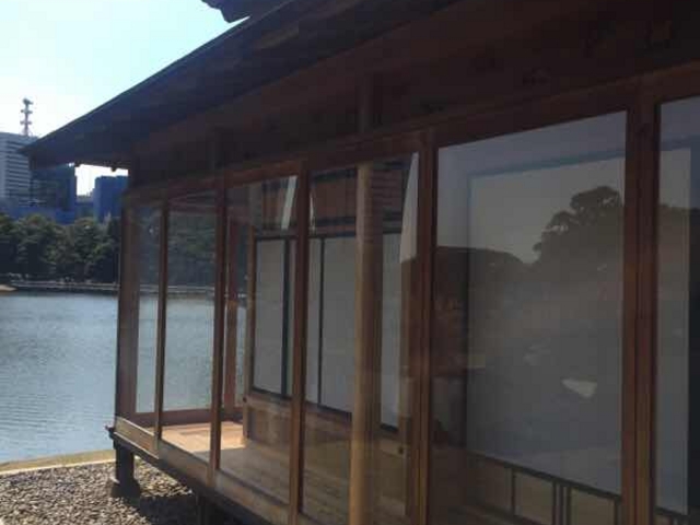 大泉水のほとりです。_松の御茶屋(浜離宮恩賜庭園)