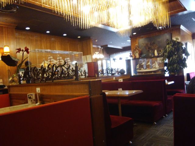 レトロな店内は居心地抜群です。_コロンビア喫茶一階