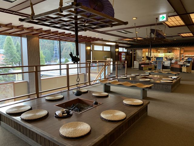 囲炉裏のあるロビー_ユルイの宿 恵山
