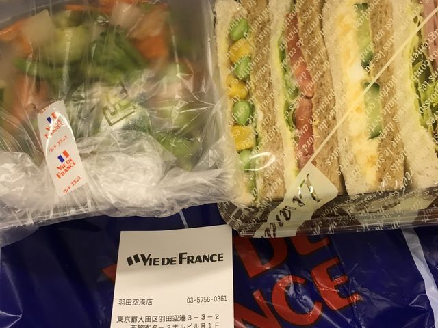 ヴィドフランスのサンドイッチとサラダ_ヴィ・ド・フランス 羽田空港店