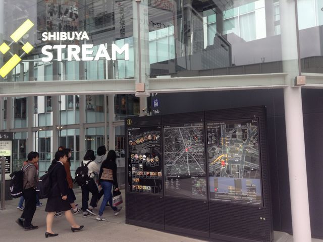 人が吸い込まれていきます_渋谷ストリーム