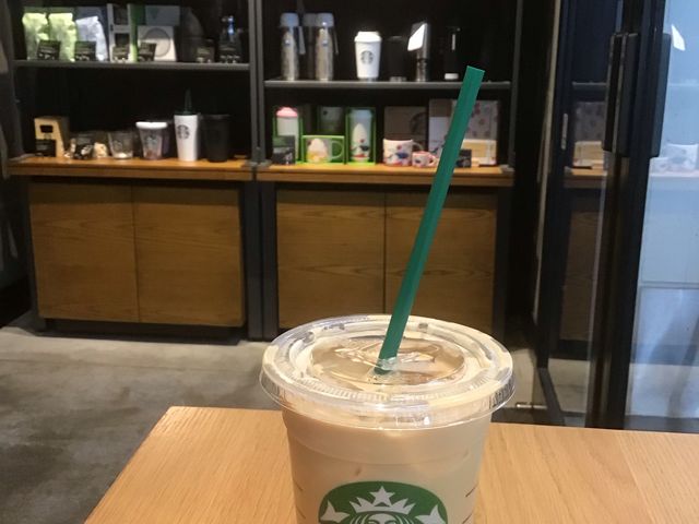 ショットをプレゼントで頂いたから、今日のはミルク多めのいつもの味より、コーヒーは濃いんだね。_スターバックス・コーヒー ASTY静岡店