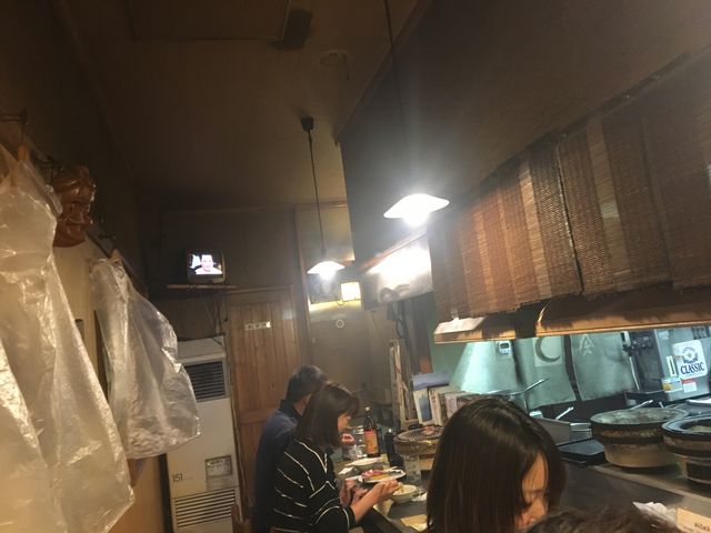 20人ほどしか入れない小さなお店、煙がモクモクです…(笑)_ジンギスカン ひょっとこ