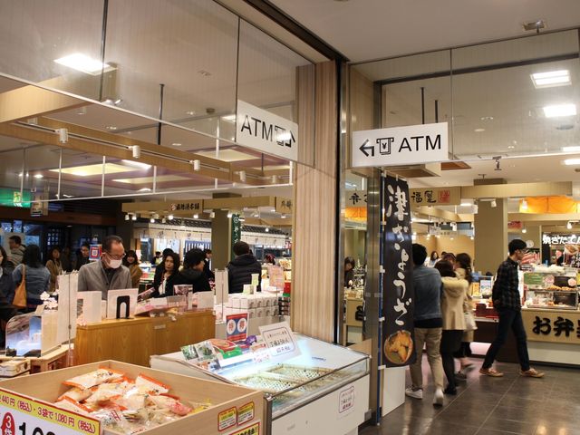 テナントも多い_名阪 関ドライブイン