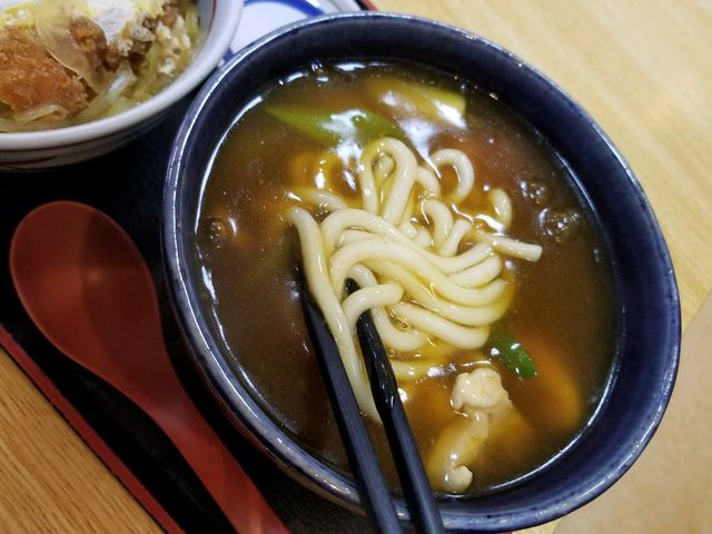カレー南蛮うどんのアップ画像_もりのや