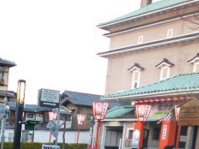 人が多くて、建物のみの写真を撮るのも大変_祇園甲部歌舞練場(一時休館)