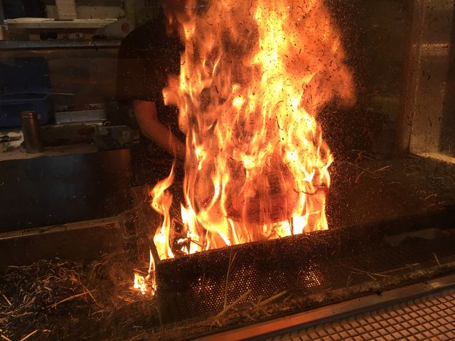 藁焼きファイヤー!_藁焼き鰹たたき 明神丸 ひろめ市場店