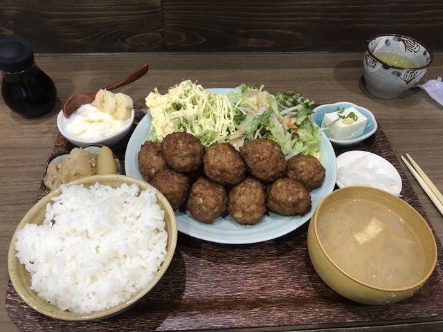 肉団子定食、ボリュームタップリ。これで900円。_たきた