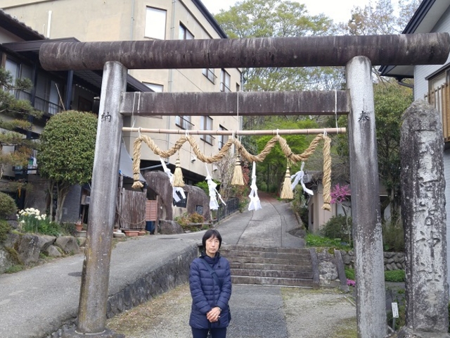 国道沿いから見た前宮の参道_式内阿智神社