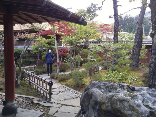 宿の玄関前の庭園も美しい_石苔亭いしだ