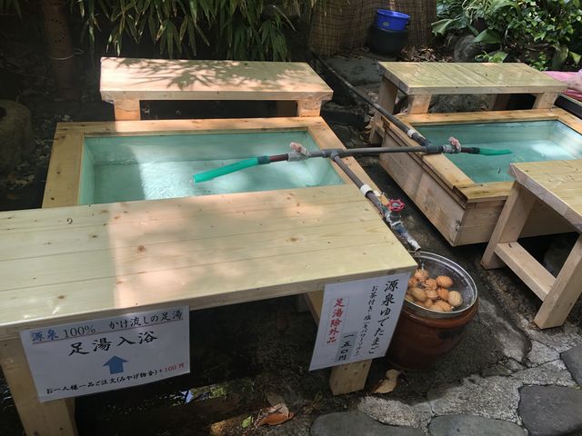 お茶屋さんでは足湯もつかれました!同行者が温泉卵をいただいてましたが、美味しいそうです。_不動滝