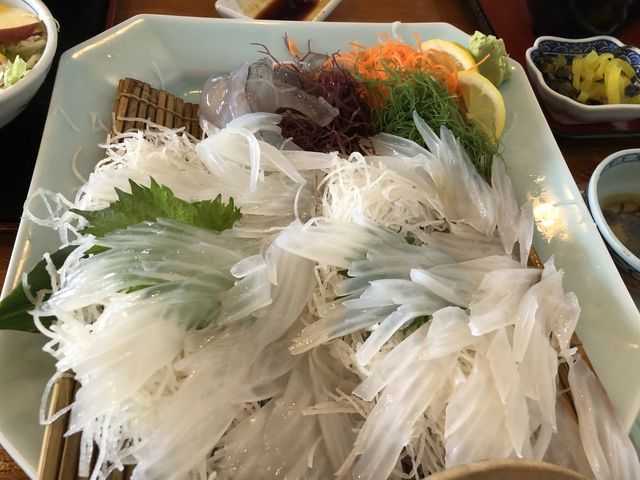 2人前です。イカは新鮮でとっても美味しくて踊り食いもしました_いか本家本店