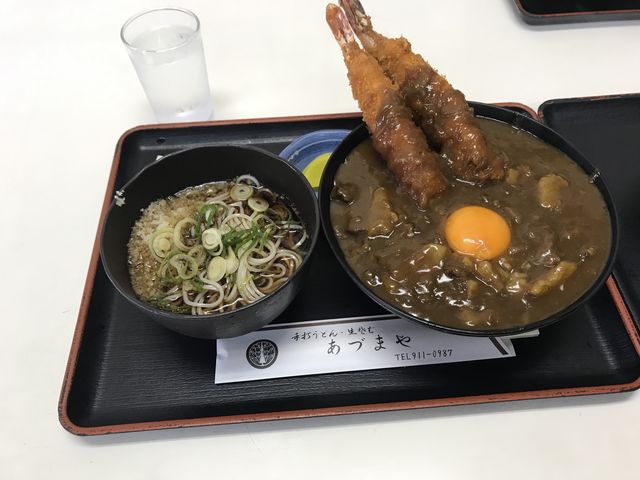 海老カレー丼。1150円冷たい蕎麦が付いてます。少食の人は食べ切れないかも!_あづまや