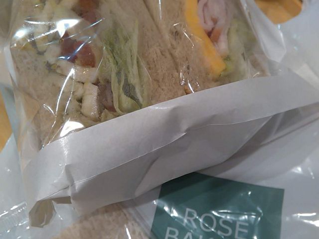 チキンとチーズのサンドイッチ680円_ローズベーカリーオンザランイセタンハネダストア