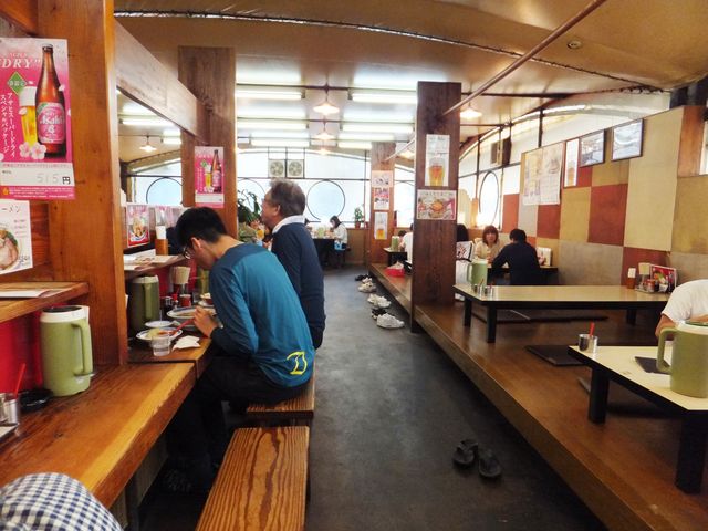 客席はテントの中にいるという感じがしません。_彩華ラーメン 橿原店