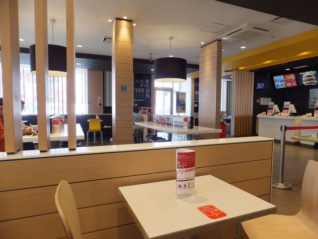 グループ席と個人席との間が離されています。_マクドナルド24号五條店