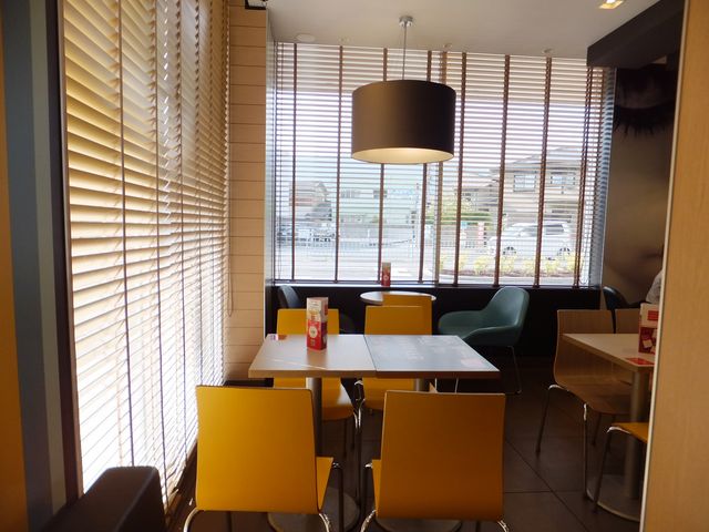 カフェ風のテーブル席もあります。_マクドナルド24号五條店