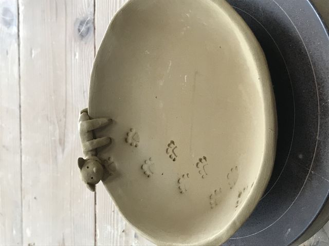 犬に見えますが、ネコですっ!(キッパリ)
私は、お皿は型で作りましたが、違う作り方も選べます!_陶工房たまどろ