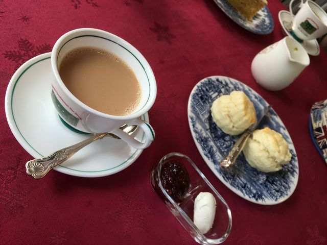 手前がクリームティー、奥がキャロットケーキ。_英国伝統紅茶館 アンティーズ