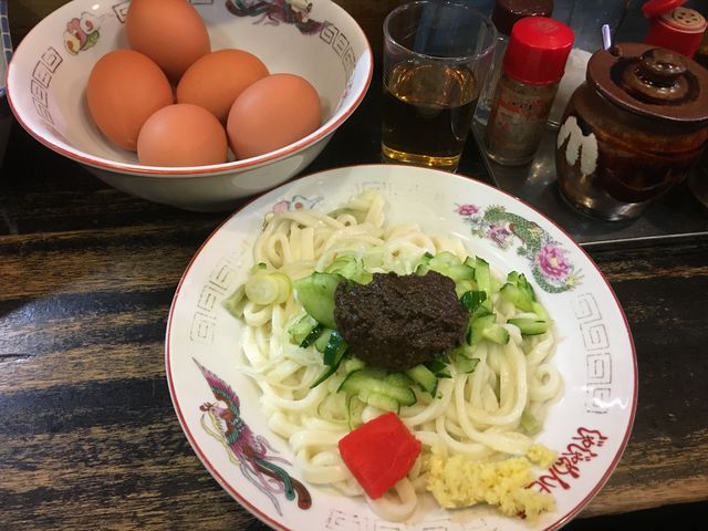 テーブルには各種調味料、ちいたんたんを注文する時に割り入れる生卵が置いてあります。_白龍