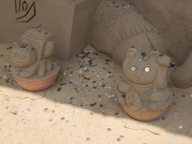 製作体験で作られた砂の彫刻。ここにも中国人観光客が?_いい道の駅 のと千里浜