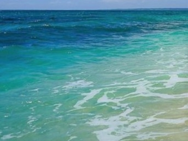 真っ白な砂、青い海が素敵なビーチ_長間浜