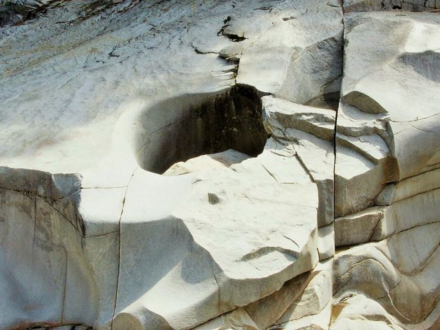 水の力で穴が_寝覚の床