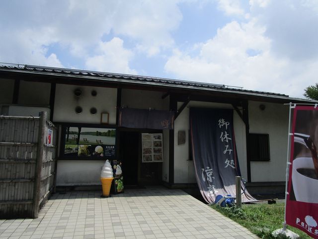 公園のほぼ中央にある_涼亭