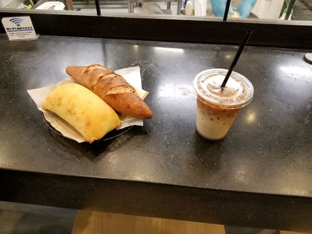 オガールの中にあるカフェで珈琲とパンを堪能。もう絶品…幸せ(*^o^)/\(^-^*)_オガール紫波