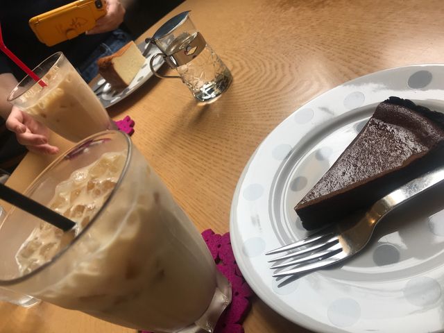 手前がチョコチーズケーキ
奥がプレーンなチーズケーキ
共にカフェオレ_cafe' FAB