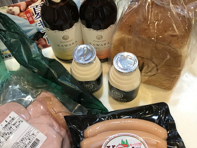 お土産。ベーコンやハムの端材がパックでお得だったりします。_ミート工房