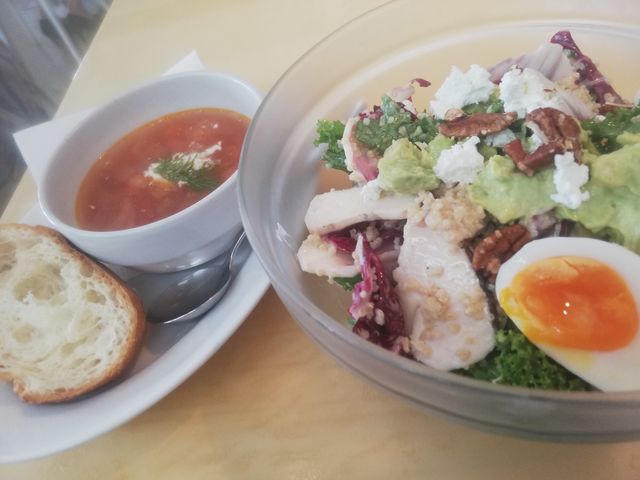 アボカドサラダのランチ。これにグラスワインもつけてます。ドリンクメニューでワイン選べる_TODAY'S SPECIAL KITCHEN 自由が丘
