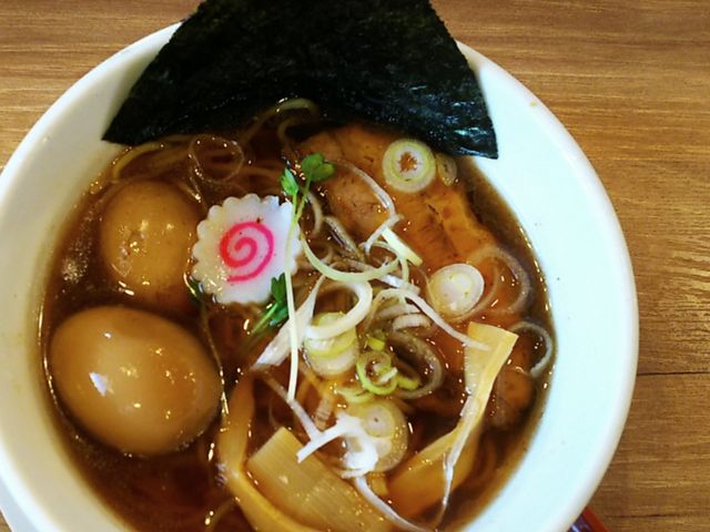 真上から見た煮干し醤油ラーメン。_麺屋 川崎商店