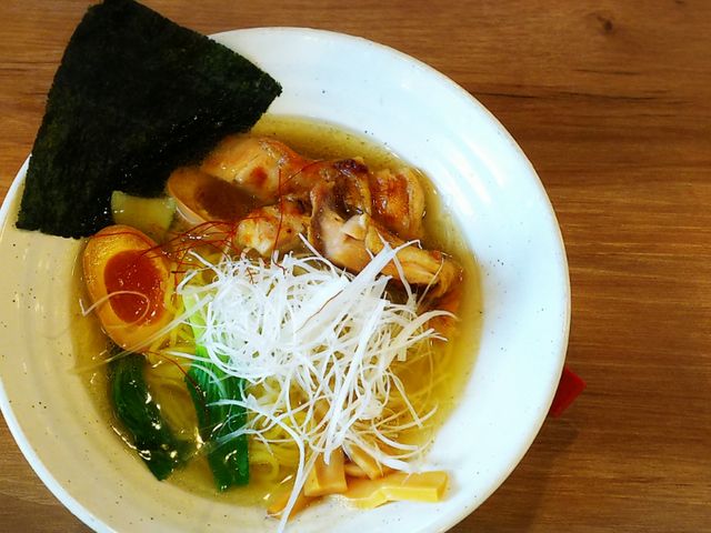真上から見たあっさり塩スープの鶏そば。_麺屋 川崎商店