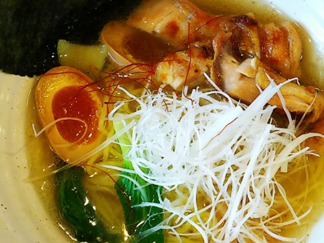 真上から見た鶏そば。Japanese shio ramen._麺屋 川崎商店