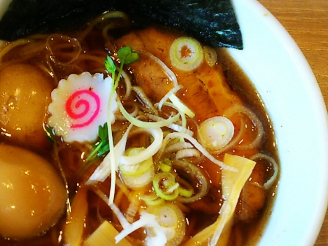 真上から見た煮干し醤油ラーメン。Japanese shoyu ramen._麺屋 川崎商店
