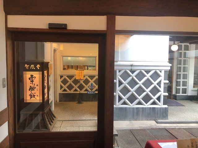 お土産屋さんの奥にカフェスペース_竹風堂 松本中町店