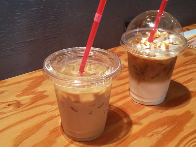 カフェラテとキャラメルラテ_ナガハマコーヒー