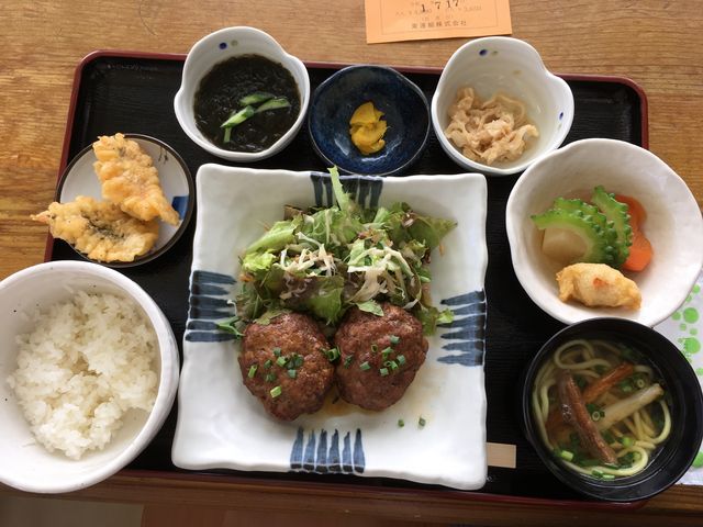 ポーザーおばさんの台所でのハンバーグランチ_ポーザーおばさんの食卓