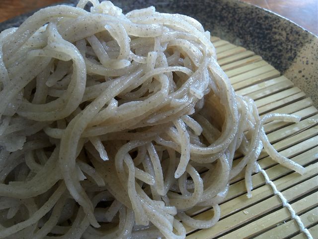 透明感ある挽きぐるみ蕎麦。。_平石亭