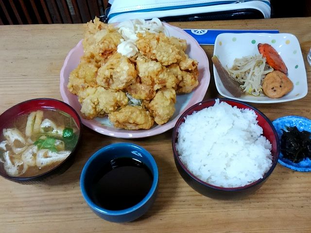 とてもボリューミーなトリカラ定食_陣屋