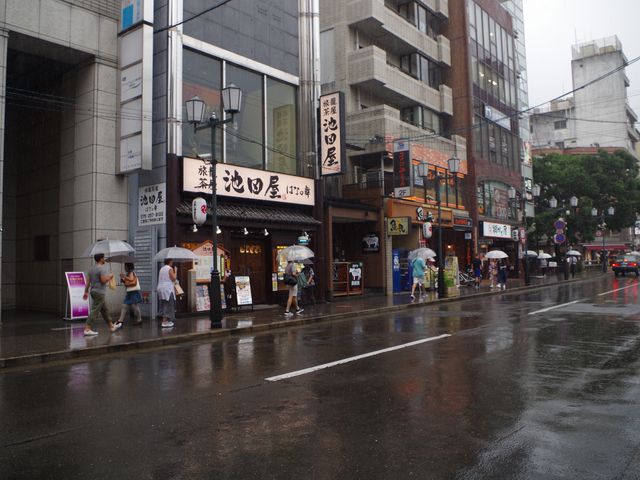 にぎやかな通りに面してます。_居酒屋 池田屋 はなの舞 京都三条河原町店