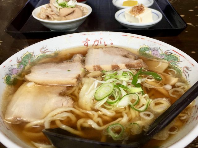 しょうゆラーメン!奥は定食(もつ煮込み)_すがい食堂 バイパス店