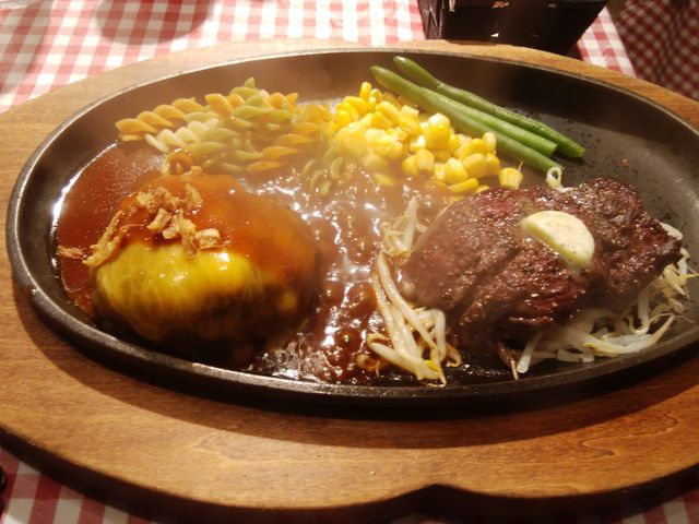 ハンバーグとハラミ肉です。もちろんとても美味しかったです。_KURAUZO ハンバーグ&ステーキ食堂